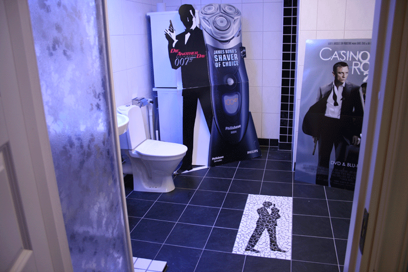 James Bond Ian Flemings toilet bathroom in The James Bond 007 Museum 