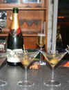 Även ett glas Champagne Bollinger dracks det senare under kvällen, med 007 signerade champagne glas och 007 signerade Dry Martini las