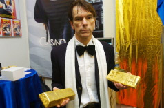 ames Bond alias Gunnar Schäfer hade med sig guldtackor och annan rekvisita till galapremiären på nya BondfilmenCasino Royale på Saga igår vid midnatt.