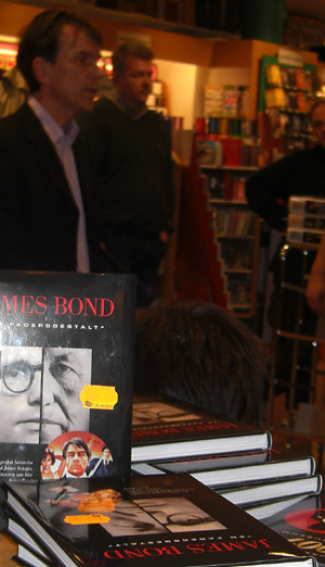 James Bond Gunnar Schäfer på besök i Kalmar i bokhandeln Dillbergs med ANLEDNING AV GUNNAR BONDS  BIOGRAFI 