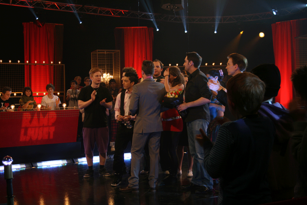 Erik Segerstedt programledare i  RAMPLJUSET Sveriges Television SVT MALMÖ, här med James Bond Gunnar Schäfer