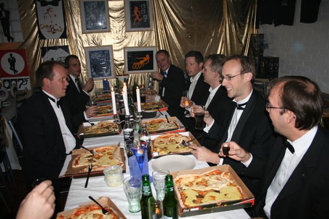 I James Bond 007 museet finns det en speciell 007 pizza som innehåller oxfile`och fläskfile`sant 2 olika såser här i restaurangen i 007 museet.
