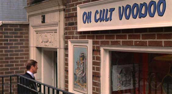 Roger Moore oh cult voodoo shop in New York  Live and let die, James Bond movie 1973