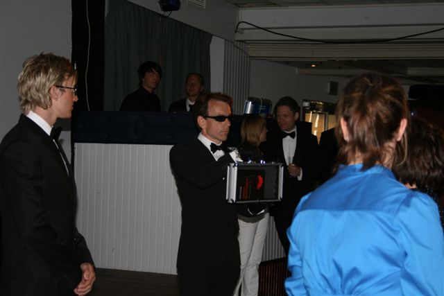 James Bond visar upp Bondväskan med boken visas upp för Bookiadeltagare och förläggare deltagare  James Bond book lansering 19 maj 2008   i Stenungsundbaden Yacht club  av Bond författaren Sebastian Faulks ny bok  "I djävulens tjänst"  