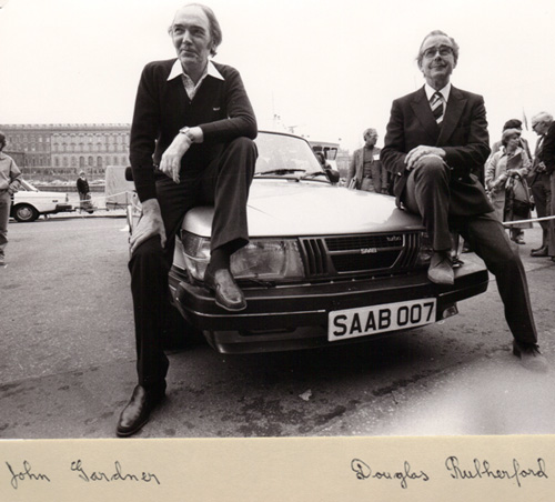 John Gardner till vänster och författarkollegan Douglas Rutherford   SAAB 900 Turbo 1981 James Bond Silver Beast Specification.j