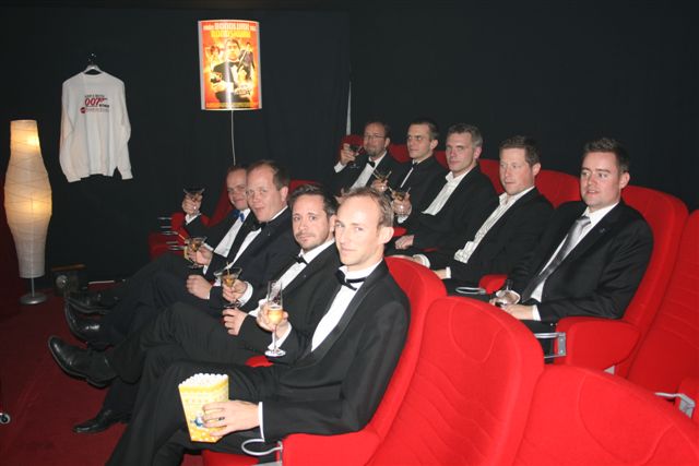 På plats i 007biografen med popcorn och coca cola zero zero seven (007) samt Dry Martini.