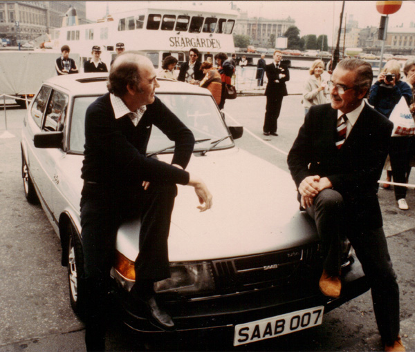 John Gardner till vänster och författarkollegan Douglas Rutherford   SAAB 900 Turbo 1986 James Bond Silver Beast Specification.j