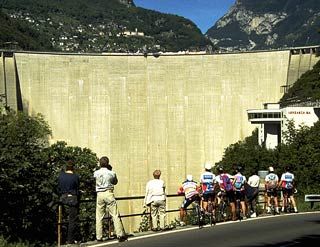 Staudamm1_Goldeneye_jump.jpg  What better platform for your event could you have than the 380 m long, 8 m wide, 220 m high Verzasca dam wall to the lake Maggiore and Italy.