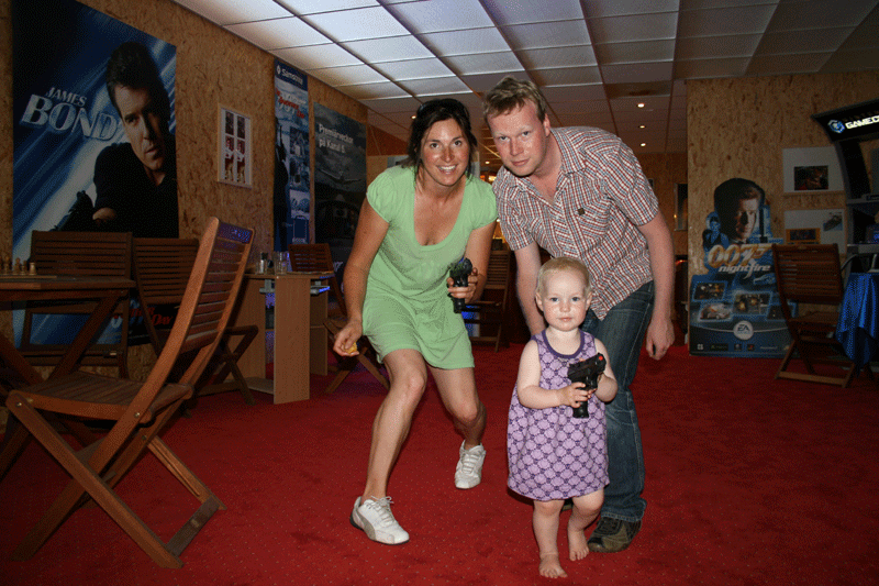 Johan Glans med familj, Sara Young och  dottern Minni på besök i James Bond 007 museet Nybro juli 2009.