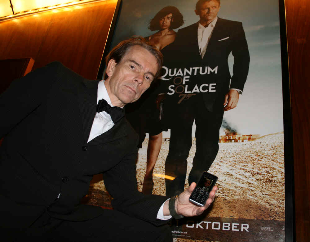 Sveriges James Bond här på Rigoletto i Stockholm med Sony Ericssons C902  nya Bondtelefon som används flitigt i filmen
