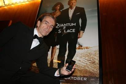 Sveriges James Bond här på Rigoletto i Stockholm med Sony Ericssons C902 nya Bondtelefon som används flitigt i filmen